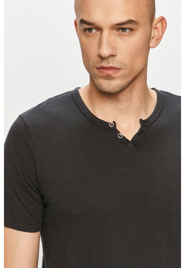 Jack & Jones - T-shirt. Okazja: na co dzień. Kolor: czarny. Materiał: dzianina. Styl: casual