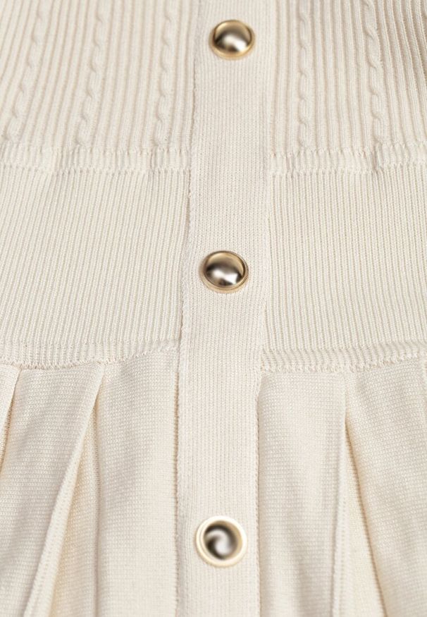 Renee - Jasnobeżowa Wiskozowa Sukienka Rozkloszowana Zdobiona Guzikami i Plisami Alulassa. Okazja: na co dzień, na spacer. Kolor: beżowy. Materiał: wiskoza. Wzór: aplikacja. Sezon: wiosna. Typ sukienki: rozkloszowane. Styl: elegancki, casual