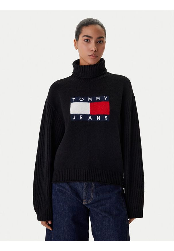 Tommy Jeans Golf Flag DW0DW22108 Czarny Relaxed Fit. Typ kołnierza: golf. Kolor: czarny. Materiał: syntetyk