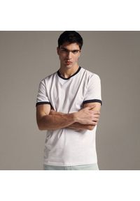 Reserved - T-shirt regular z kontrastową lamówką - Biały. Kolor: biały