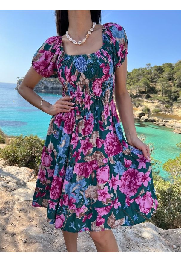 ModnaKiecka.pl - Zielona Sukienka w Kwiaty 8033-24-D. Okazja: na randkę, na spacer, na co dzień. Kolor: zielony. Materiał: wiskoza, bawełna. Długość rękawa: krótki rękaw. Wzór: kwiaty. Sezon: lato. Typ sukienki: rozkloszowane. Styl: casual