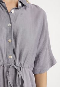 Born2be - Szara Sukienka Koszulowa z Wiskozy z Kołnierzykiem i Wiązaniem Nanieria. Okazja: na co dzień. Kolor: szary. Materiał: wiskoza. Długość rękawa: krótki rękaw. Typ sukienki: koszulowe. Styl: boho, casual #7