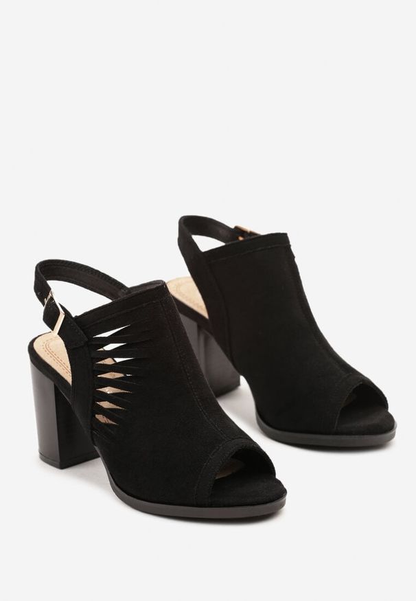 Renee - Czarne Sandały Peep Toe na Słupku z Ozdobnymi Wycięciami i Sprzączką Riavia. Nosek buta: otwarty. Zapięcie: sprzączka. Kolor: czarny. Materiał: materiał. Obcas: na słupku. Wysokość obcasa: średni