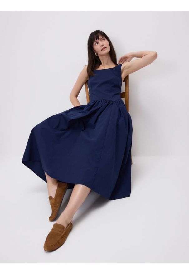 Reserved - Sukienka z ozdobnym wiązaniem - granatowy. Kolor: niebieski. Materiał: tkanina, bawełna