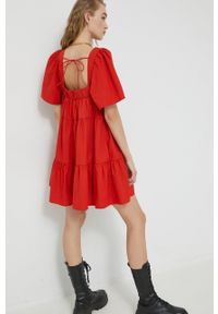 Abercrombie & Fitch sukienka kolor czerwony mini rozkloszowana. Typ kołnierza: dekolt w karo. Kolor: czerwony. Materiał: tkanina. Długość rękawa: krótki rękaw. Długość: mini #2