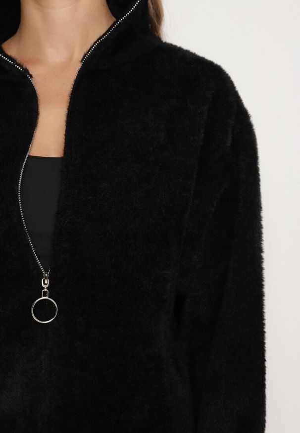 Born2be - Czarna Bluza z Wełną Suwakiem i Ściągaczami Enalwen. Okazja: na co dzień, na spacer. Kolor: czarny. Materiał: wełna. Długość rękawa: długi rękaw. Długość: długie. Wzór: aplikacja. Styl: casual