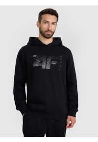 4f - 4F Bluza dresowa nierozpinana z kapturem męska - czarna M. Okazja: na co dzień. Typ kołnierza: kaptur. Kolor: czarny. Materiał: dresówka. Wzór: gładki, ze splotem, nadruk. Styl: klasyczny, sportowy, casual