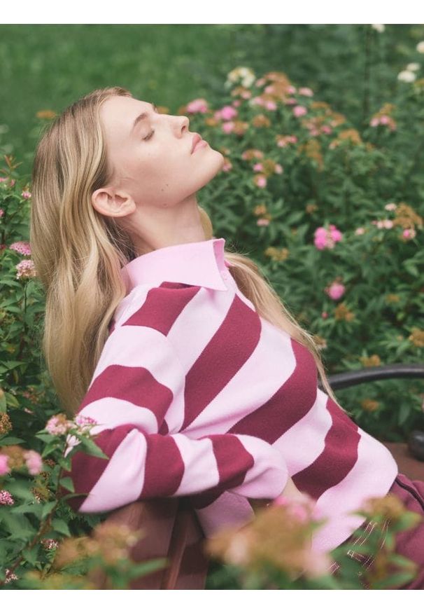 Reserved - Sweter polo z wiskozą - bordowy. Typ kołnierza: polo. Kolor: czerwony. Materiał: wiskoza