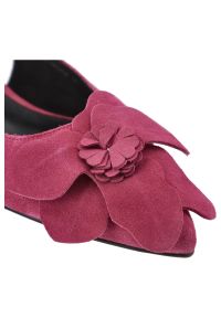 Sandały damskie Vinceza, cholewka ze skóry zamszowej wsuwane na lekkim obcasie, różowe, 66951. Okazja: na co dzień. Nosek buta: otwarty. Zapięcie: bez zapięcia. Kolor: różowy. Wzór: aplikacja. Materiał: skóra, zamsz. Sezon: lato. Obcas: na obcasie. Styl: casual. Wysokość obcasa: średni #6