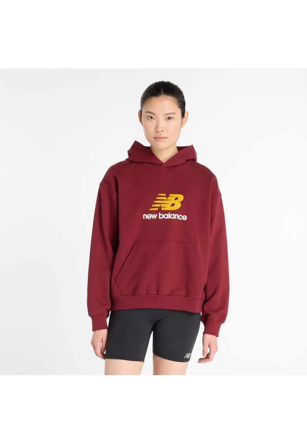 Bluza damska New Balance WT51501MHB – bordowa. Okazja: na co dzień. Kolor: czerwony. Materiał: dresówka, bawełna, prążkowany. Wzór: napisy, ze splotem. Styl: klasyczny, casual