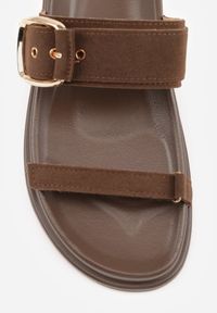 Born2be - Brązowe Płaskie Klapki z Imitacji Zamszu z Wyrazistą Klamrą Himemoni. Okazja: na co dzień. Kolor: brązowy. Materiał: zamsz. Wzór: paski, haft. Sezon: lato. Styl: boho, wakacyjny, casual #2