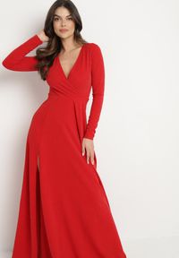 Born2be - Czerwona Rozkloszowana Sukienka z Dekoltem w Serek i Rozcięciem Zdobiona Metaliczną Nicią Emilandra. Typ kołnierza: dekolt w serek. Kolor: czerwony. Materiał: zamsz, materiał. Długość rękawa: długi rękaw. Wzór: aplikacja. Typ sukienki: kopertowe, rozkloszowane. Styl: wizytowy, klasyczny, elegancki #5