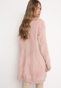 Born2be - Jasnoróżowy Puszysty Kardigan Niezapinany Heliture. Kolekcja: plus size. Kolor: różowy. Materiał: dzianina. Długość rękawa: długi rękaw. Długość: długie
