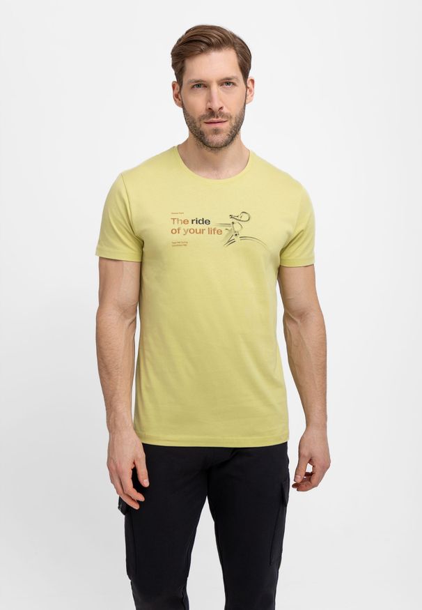 Volcano - Limonkowy t-shirt z printem T-TOURING. Okazja: na co dzień. Kolekcja: plus size. Materiał: materiał, bawełna. Wzór: nadruk. Styl: klasyczny, casual