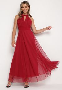 Born2be - Czerwona Wieczorowa Sukienka ze Stójką Wiązana w Talii Ozdobiona Siateczką Nestasoni. Okazja: na imprezę. Typ kołnierza: kołnierzyk stójkowy. Kolor: czerwony. Materiał: satyna. Długość rękawa: bez rękawów. Wzór: aplikacja. Styl: wizytowy #1
