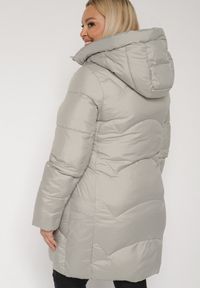 Born2be - Jasnozielona Długa Pikowana Kurtka z Nieodpinanym Kapturem Mevessia. Okazja: na co dzień. Kolor: zielony. Materiał: jeans. Długość: długie. Styl: klasyczny, casual, elegancki #7