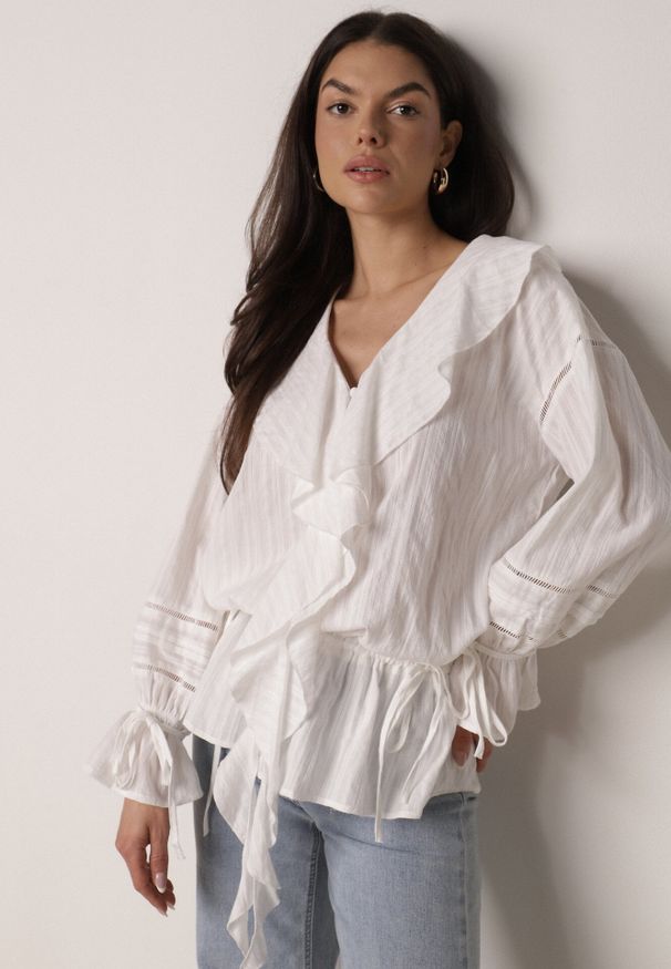 Born2be - Biała Bawełniana Bluzka w Romantycznym Stylu z Falbankami i Wiązaniem Cezarina. Okazja: do pracy, na co dzień, na spotkanie biznesowe. Typ kołnierza: kołnierz z falbankami. Kolor: biały. Materiał: bawełna. Styl: elegancki, biznesowy, casual