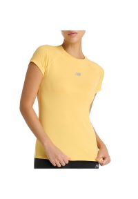 Koszulka New Balance WT51223CEE - żółta. Kolor: żółty. Materiał: materiał, tkanina. Długość rękawa: krótki rękaw. Długość: krótkie. Wzór: napisy #1