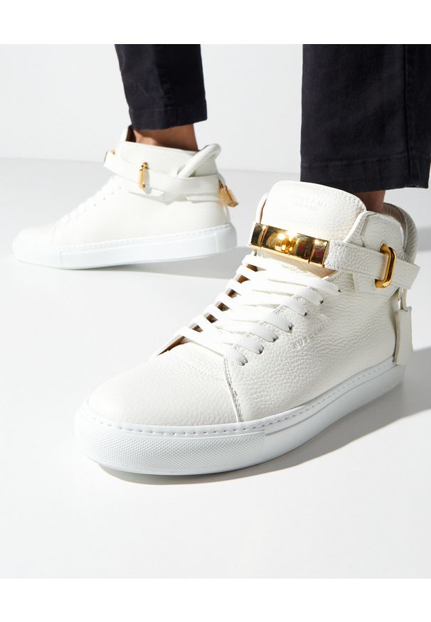 BUSCEMI - Białe sneakersy z ozdobną kłódką. Kolor: biały. Materiał: guma. Szerokość cholewki: normalna. Wzór: aplikacja