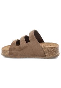 Klapki damskie Yokono, cholewka ze skóry naturalnej zamszowej z trzema szerokimi paskami z regulacją, brązowe, Wiwi-263 Ser Lodo. Okazja: na co dzień. Kolor: brązowy. Materiał: skóra, zamsz. Wzór: paski. Sezon: lato. Styl: wakacyjny, casual #4