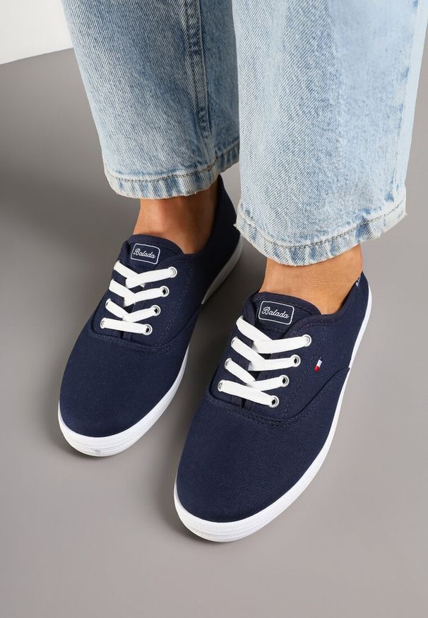 Renee - Granatowe Basicowe Tenisówki Vices Hallriva. Okazja: na co dzień. Zapięcie: sznurówki. Kolor: niebieski. Materiał: jeans. Styl: klasyczny, elegancki, casual