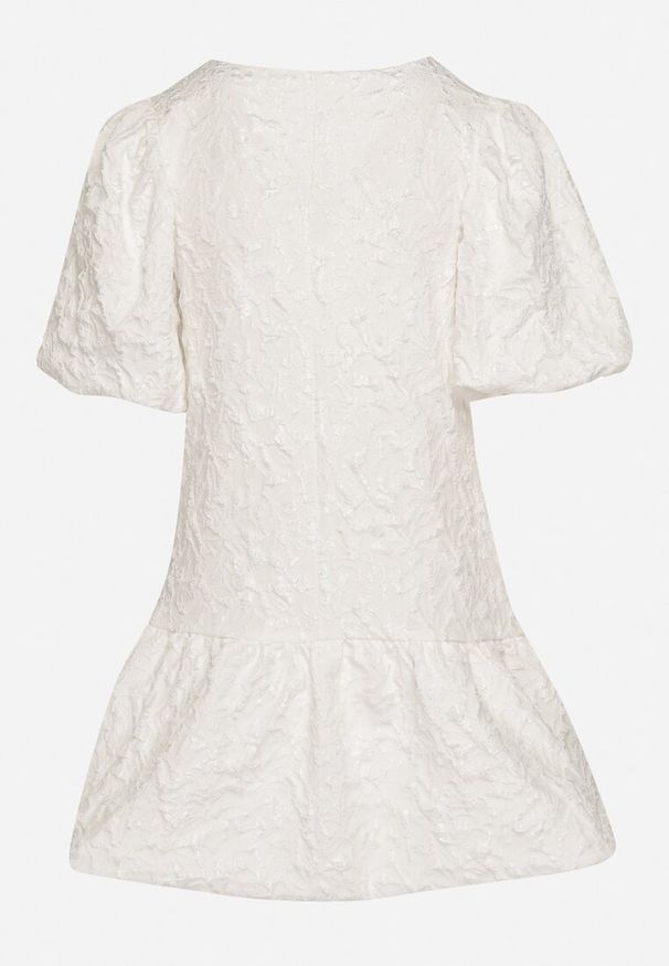 Born2be - Biała Sukienka z Falbanką w Bombkę i Rękawami z Gumką Ninistea. Typ kołnierza: kołnierz z falbankami. Kolor: biały. Długość rękawa: krótki rękaw. Sezon: lato. Typ sukienki: bombki. Styl: elegancki, klasyczny