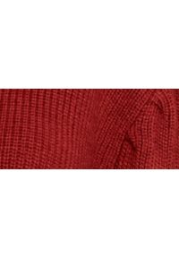 TOP SECRET - Sweter z bufiastymi rękawami. Typ kołnierza: kołnierzyk stójkowy. Kolor: czerwony. Materiał: dzianina. Długość: długie. Sezon: zima