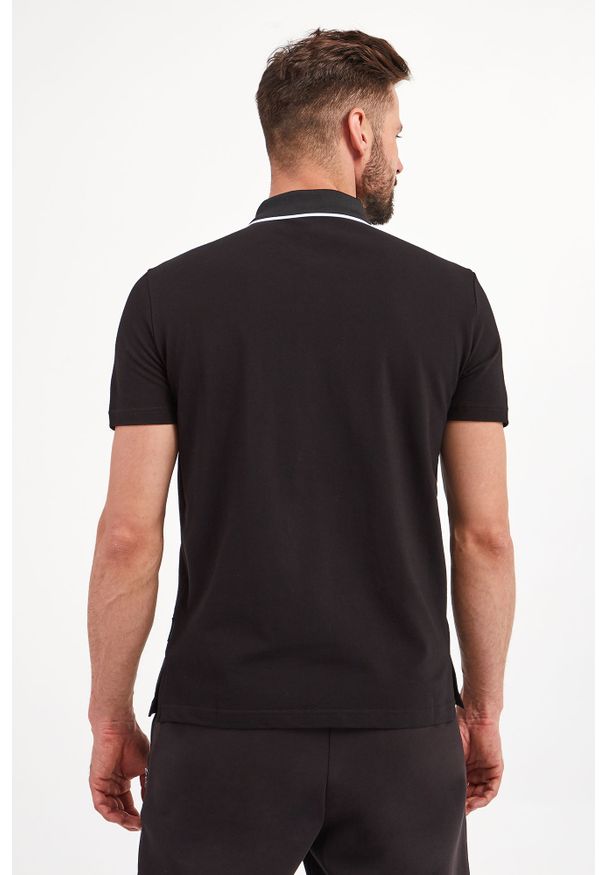 Armani Exchange - Polo ARMANI EXCHANGE. Typ kołnierza: polo. Długość rękawa: krótki rękaw. Długość: krótkie. Wzór: nadruk. Styl: klasyczny