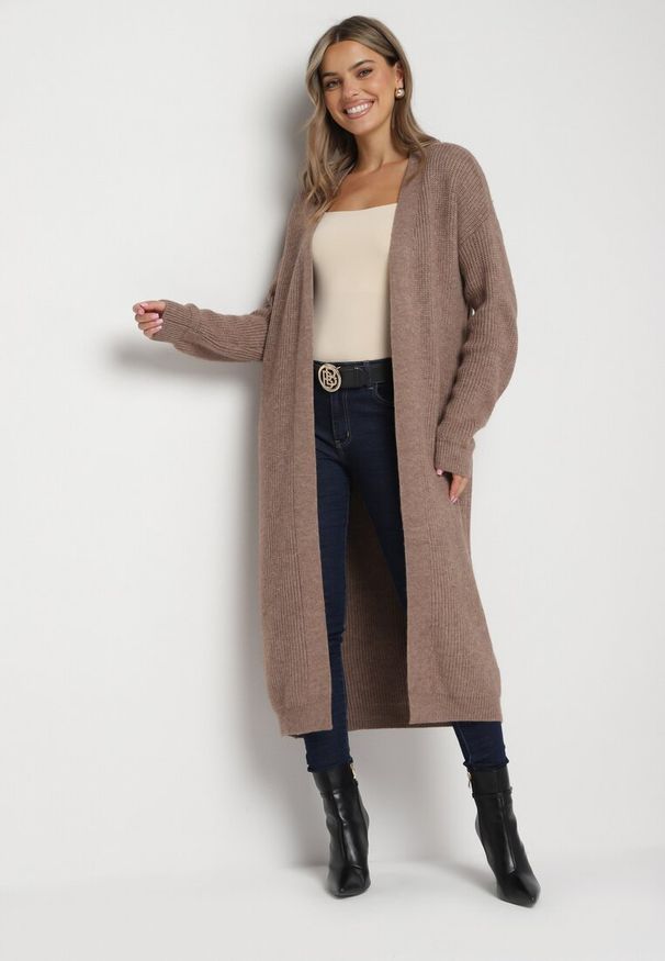 Born2be - Brązowy Klasyczny Długi Kardigan Niezapinany ze Ściągaczami przy Rękawach Arstel. Okazja: na co dzień, do pracy. Kolor: beżowy. Materiał: jeans. Długość: długie. Styl: klasyczny