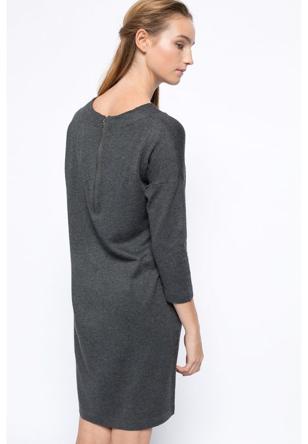 Vero Moda Sukienka kolor szary mini prosta. Okazja: na co dzień. Kolor: szary. Materiał: dzianina. Wzór: gładki. Typ sukienki: proste. Styl: casual. Długość: mini