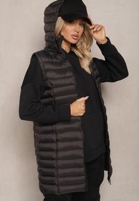 Renee - Czarna Długa Kamizelka z Kapturem i Ozdobnym Pikowaniem Vitiena. Okazja: na co dzień. Typ kołnierza: kaptur. Kolor: czarny. Materiał: jeans, satyna. Długość: długie. Styl: wizytowy, elegancki, casual
