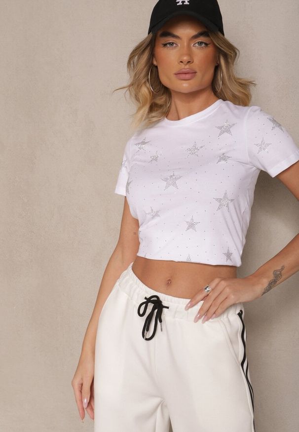 Renee - Biały T-shirt z Bawełny Zdobiony Gwiazdkami z Cyrkonii Tenenisa. Okazja: na co dzień. Kolor: biały. Materiał: bawełna. Wzór: aplikacja. Styl: casual, elegancki