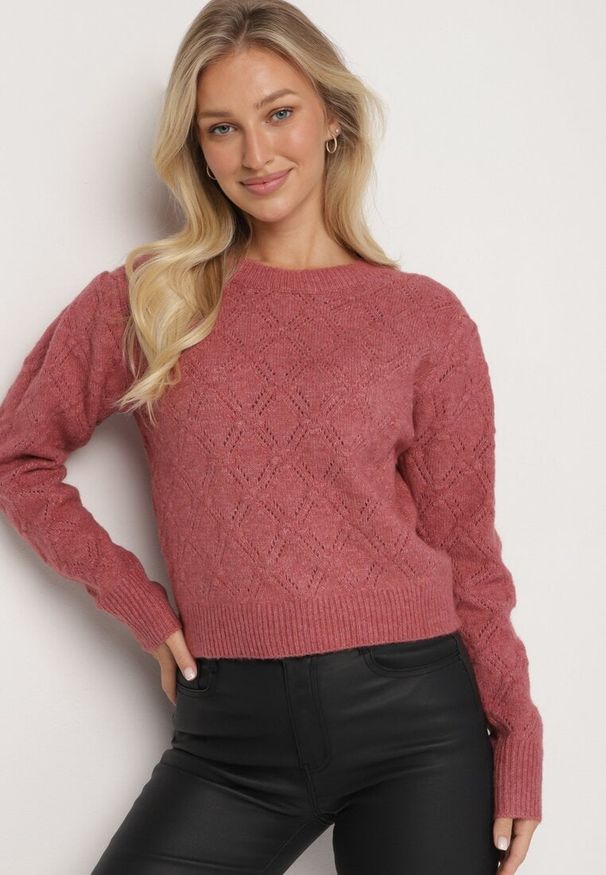 Born2be - Różowy Klasyczny Sweter Ozdobiony Tłoczeniem Derista. Okazja: na co dzień. Kolor: różowy. Materiał: jeans. Wzór: aplikacja. Styl: klasyczny