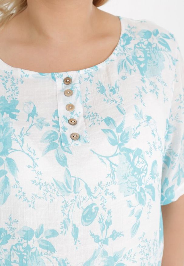 Born2be - Jasnoniebieska Sukienka Actopis. Okazja: na co dzień. Kolekcja: plus size. Kolor: niebieski. Wzór: aplikacja, kwiaty, jednolity. Typ sukienki: dla puszystych, proste. Materiał: bawełna. Długość rękawa: krótki rękaw. Styl: wakacyjny, casual. Długość: midi