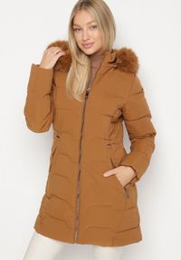 Born2be - Brązowa Taliowana Kurtka z Pikowanymi Przeszyciami i Kapturem z Futrem Mundria. Okazja: na co dzień. Kolor: brązowy. Materiał: futro. Styl: klasyczny, casual, elegancki #7
