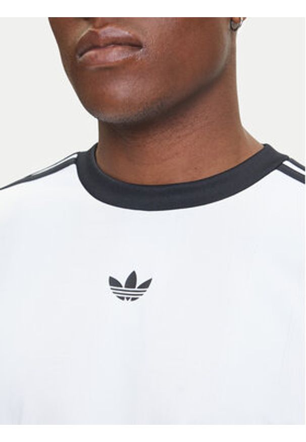 Adidas - adidas T-Shirt adicolor Jacquard JW5877 Biały Loose Fit. Kolor: biały. Materiał: syntetyk