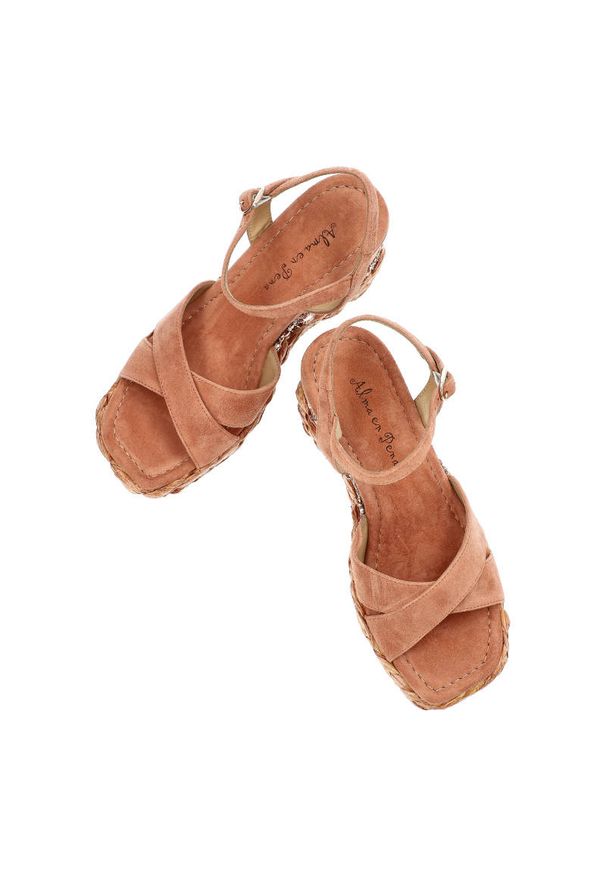 Pomarańczowe Sandały Alma En Pena Eleganckie Buty Na Koturnie. Okazja: na co dzień. Zapięcie: sprzączka. Kolor: pomarańczowy. Szerokość cholewki: normalna. Wzór: aplikacja. Materiał: zamsz, skóra. Obcas: na koturnie. Styl: elegancki. Wysokość obcasa: średni