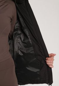 Born2be - Czarna Pikowana Kurtka o Kroju Oversize z Kapturem Mevisana. Okazja: na spacer. Typ kołnierza: kaptur. Kolor: czarny. Materiał: dzianina, jeans, poliester. Sezon: zima, jesień #5