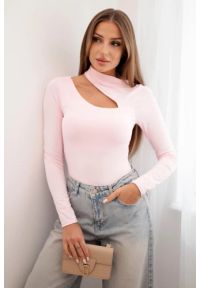Kesi Włoski - Bluzka body damska z długim rękawem i asymetrycznym dekoltem pudrowy róż. Okazja: na co dzień. Kolor: różowy. Materiał: jeans, materiał, nylon, elastan. Długość rękawa: długi rękaw. Długość: długie. Styl: elegancki, casual