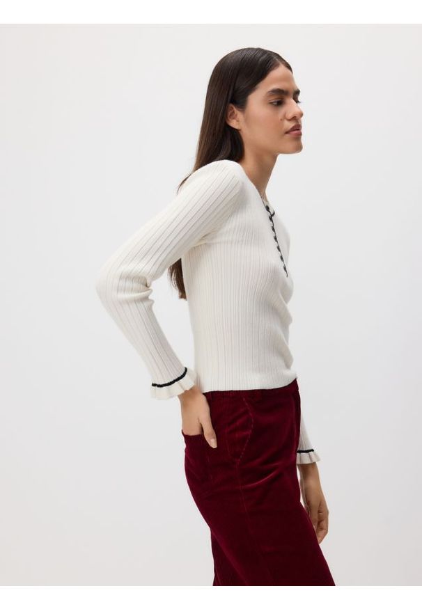 Reserved - Sweter w prążek - złamana biel. Materiał: wiskoza, dzianina, prążkowany. Wzór: prążki
