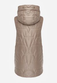 Born2be - Brązowa Pikowana Kamizelka o Długim Kroju z Nieodpinanym Kapturem i Aplikacją Koretes. Okazja: na co dzień. Kolor: brązowy. Materiał: prążkowany, poliester. Długość: długie. Wzór: aplikacja. Styl: casual #8