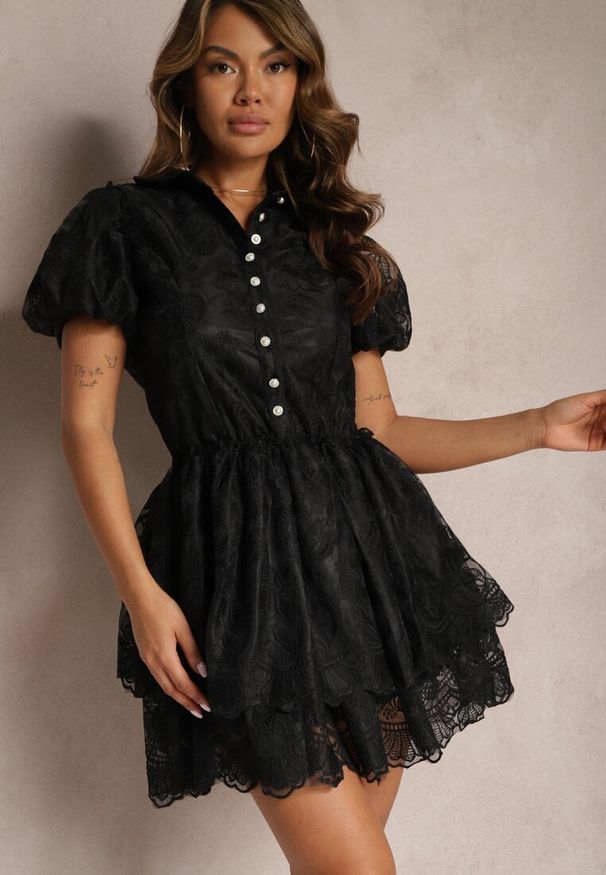 Renee - Czarna Sukienka Mini z Bufiastymi Rękawami i Guzikami Ozdobiona Kwiatową Koronką Eia. Kolor: czarny. Materiał: koronka. Wzór: aplikacja, koronka, kwiaty. Długość: mini