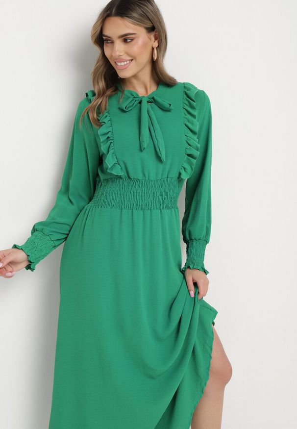 Born2be - Zielona Rozkloszowana Sukienka Maxi Wiązana przy Dekolcie Ozdobiona Falbankami Nuteki. Typ kołnierza: kołnierz z falbankami. Kolor: zielony. Wzór: aplikacja. Styl: elegancki. Długość: maxi