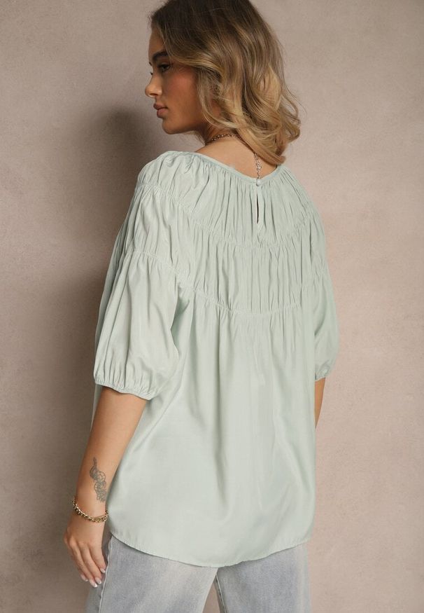 Renee - Miętowa Bluzka z Wiskozą o Fasonie Oversize z Gumkami w Ramionach Alirona. Okazja: na spacer. Kolor: niebieski. Materiał: wiskoza. Styl: elegancki, klasyczny