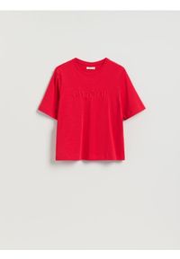 Reserved - T-shirt regular z haftem - czerwony. Kolor: czerwony. Materiał: bawełna, dzianina. Wzór: haft