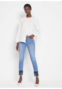 bonprix - Dżinsy Slim mid waist, ze stretchem. Kolor: niebieski. Wzór: haft. Styl: klasyczny