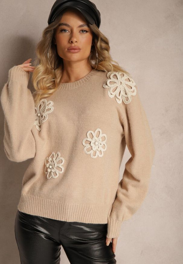 Renee - Beżowy Sweter z Bawełną Ozdobiony Kwiatami 3D Esenavia. Okazja: na co dzień. Kolor: beżowy. Materiał: bawełna. Długość rękawa: długi rękaw. Długość: długie. Wzór: kwiaty, aplikacja. Styl: wizytowy, elegancki, casual