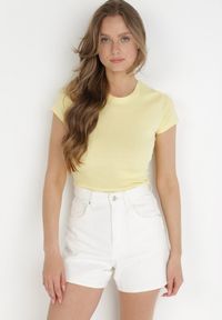 Born2be - Żółty T-shirt Irousa. Kolor: żółty. Materiał: materiał, bawełna. Długość rękawa: krótki rękaw. Długość: krótkie. Wzór: gładki