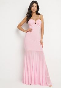 Born2be - Różowa Sukienka na Ramiączkach z Wiskozą Zdobiona Aplikacją i Siateczką Savaleira. Okazja: na co dzień. Typ kołnierza: dekolt w kształcie V. Kolor: różowy. Materiał: wiskoza. Długość rękawa: na ramiączkach. Wzór: aplikacja. Styl: klasyczny, casual, elegancki #1