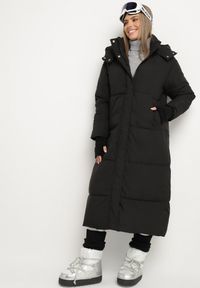 Born2be - Czarna Pikowana Kurtka o Długim Fasonie z Odpinanym Kapturem Daivera. Okazja: na spacer. Kolor: czarny. Materiał: dzianina. Długość: długie. Sezon: zima #1